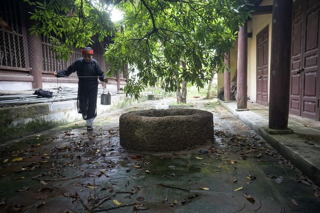 Biệt thự “đòi” từ cựu Chủ tịch Hà Nội bỏ hoang và báu vật giếng cổ - 3
Những giếng cổ hàng trăm năm tuổi vẫn được sử dụng và được coi như tài sản quý của người dân xứ Đoài (Sơn Tây cũ, nay thuộc Hà Nội). Giếng nằm rải rác ở nhiều thôn xóm, có chiếc nằm ven đường, có chiếc ẩn giấu trong đình làng nhưng có điểm chung đều ám màu thời gian vì tuổi đã hơn một đời người. (Ảnh: Hữu Nghị)