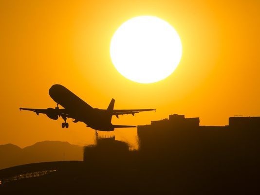Máy bay không thể cất cánh vì thời tiết quá nóng - 2 Nhiệt độ ở Phoenix đang được cảnh báo nguy hiểm và có thể gây chết người