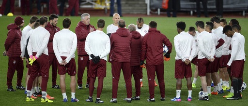 Carlo Ancelotti đầy lo âu trên sân tập của Bayern Munich - 3
Các cầu thủ Bayern Munich đứng thành vòng tròn để nghe hướng dẫn từ ban huấn luyện