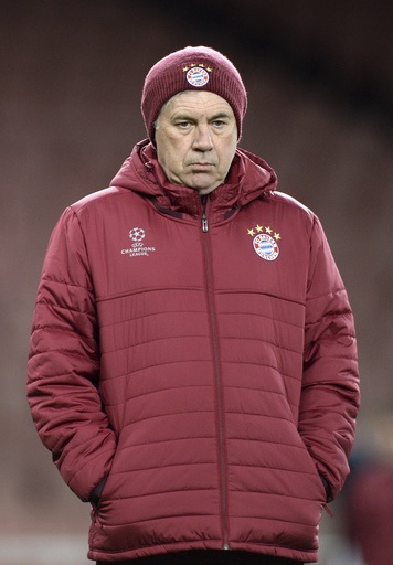 Carlo Ancelotti đầy lo âu trên sân tập của Bayern Munich - 5
Có vẻ Ancelotti khá lo lắng