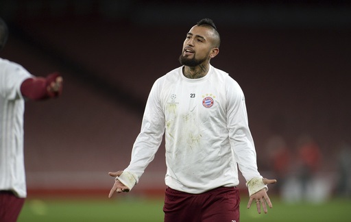 Carlo Ancelotti đầy lo âu trên sân tập của Bayern Munich - 11
Vidal cũng tỏ ra khá thoải mái trên sân tập, khi vừa tập vừa đùa vui với đồng đội