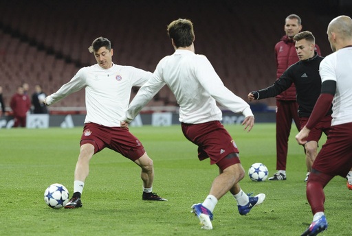 Carlo Ancelotti đầy lo âu trên sân tập của Bayern Munich - 14
Lewandowski (trái) không có được phong độ tốt trên sân khách ở Champions League, anh mới ghi được hai bàn trong 12 trận gần đây