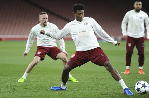 Carlo Ancelotti đầy lo âu trên sân tập của Bayern Munich - 15
David Alaba (giữa) nỗ lực khống chế bóng