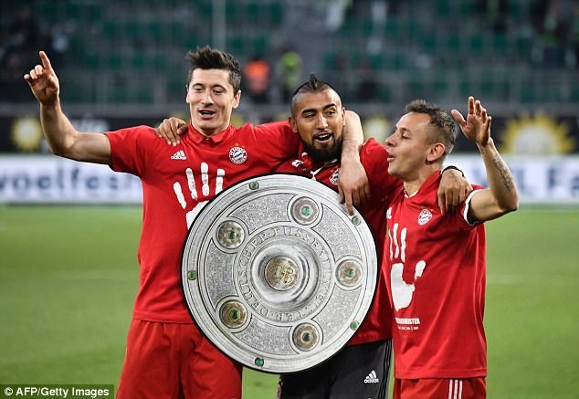Đại thắng 6-0, Bayern Munich chính thức vô địch Bundesliga - 3 Bayern Munich lên ngôi vô địch Bundesliga sớm 3 vòng đấu