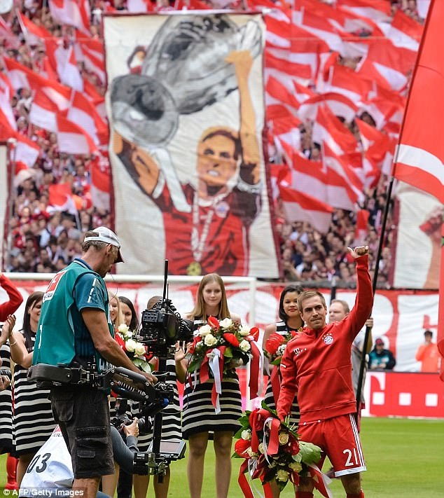 Xúc động thời khắc Lahm, Xabi Alonso giã từ sự nghiệp sân cỏ - 11 Tràn ngập bức hình Lahm trên khán đài Allianz Arena