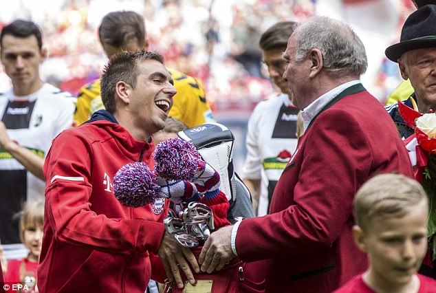 Xúc động thời khắc Lahm, Xabi Alonso giã từ sự nghiệp sân cỏ - 13 Lahm nhận quà chia tay từ Chủ tịch Uli Hoeness