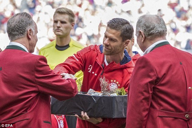 Xúc động thời khắc Lahm, Xabi Alonso giã từ sự nghiệp sân cỏ - 15 Xabi Alonso cũng nhận quà lưu niệm từ CEO của đội bóng, Karl-Heinz Rummenigge
