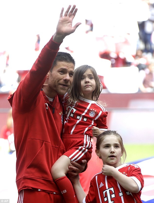 Xúc động thời khắc Lahm, Xabi Alonso giã từ sự nghiệp sân cỏ - 16 Xabi Alonso và các con vẫy tay chào tạm biệt những CĐV Bayern Munich
