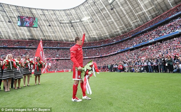 Xúc động thời khắc Lahm, Xabi Alonso giã từ sự nghiệp sân cỏ - 14 Lahm chia tay những người hâm mộ Bayern Munich