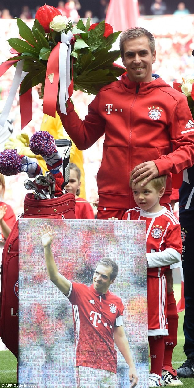 Xúc động thời khắc Lahm, Xabi Alonso giã từ sự nghiệp sân cỏ - 10 CĐV tặng Lahm bức ảnh được ghép từ những khoảnh khắc trong sự nghiệp của cầu thủ này