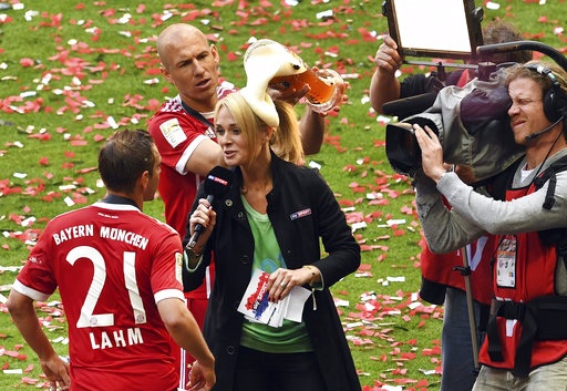 Xúc động thời khắc Lahm, Xabi Alonso giã từ sự nghiệp sân cỏ - 3 Thành viên của Bayern Munich tắm bia trong niềm hạnh phúc vỡ òa