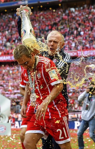 Xúc động thời khắc Lahm, Xabi Alonso giã từ sự nghiệp sân cỏ - 4 Xúc động thời khắc Lahm, Xabi Alonso giã từ sự nghiệp sân cỏ - 4