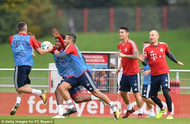 Cầu thủ Bayern Munich vẫn vui đùa như chưa hề có vụ sa thải HLV Ancelotti