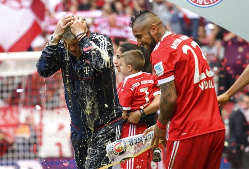 Xúc động thời khắc Lahm, Xabi Alonso giã từ sự nghiệp sân cỏ - 6 Xúc động thời khắc Lahm, Xabi Alonso giã từ sự nghiệp sân cỏ - 6