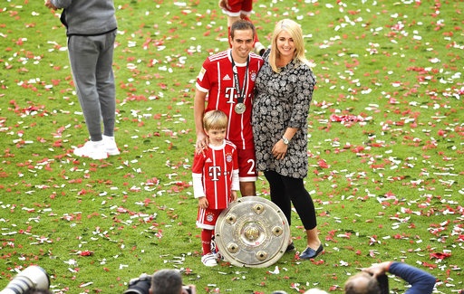 Xúc động thời khắc Lahm, Xabi Alonso giã từ sự nghiệp sân cỏ - 8 Lahm hạnh phúc bên gia đình trong ngày vui