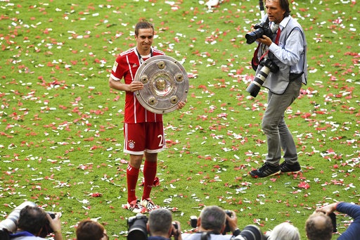 Xúc động thời khắc Lahm, Xabi Alonso giã từ sự nghiệp sân cỏ - 7 Đội trưởng Lahm giành danh hiệu cuối cùng trước khi giải nghệ