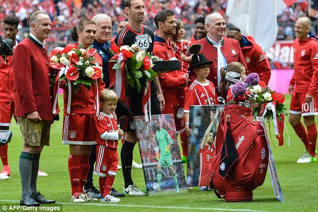 Xúc động thời khắc Lahm, Xabi Alonso giã từ sự nghiệp sân cỏ - 9 Trước trận đấu, Bayern Munich đã tổ chức lễ tri ân Lahm và Xabi Alonso