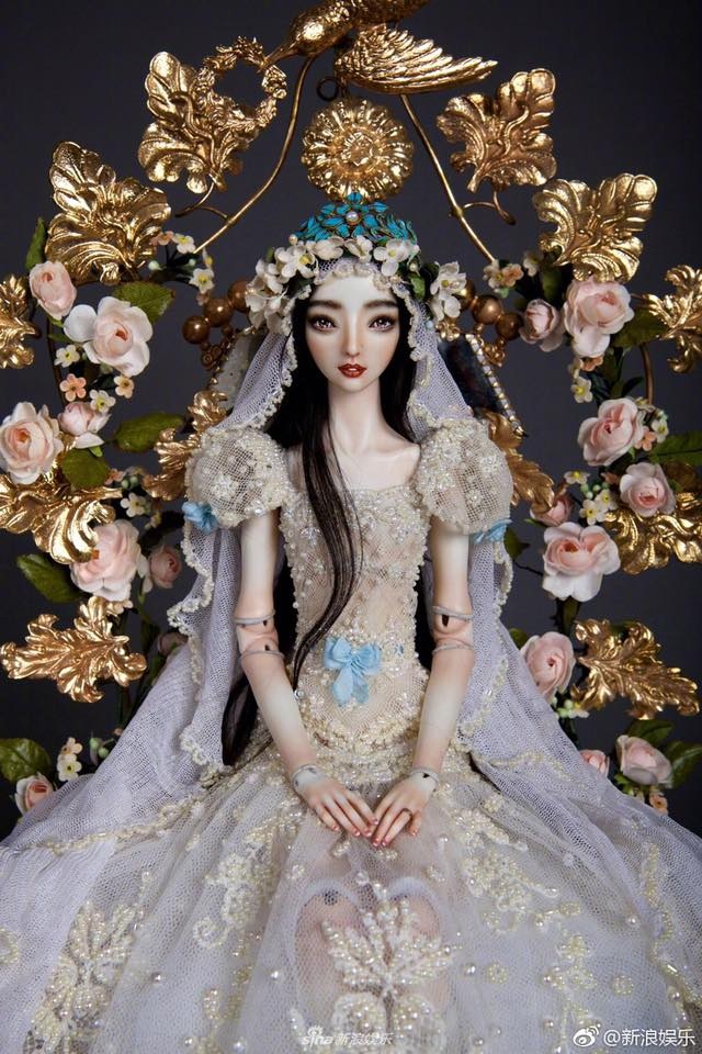 Phạm Băng Băng: "Cuộc sống của tôi thật hoàn hảo" - 6
Con búp bê này được lấy cảm hứng sáng tác từ Phạm Băng Băng và có giá khoảng 300.000 USD (6,6 tỷ VND).