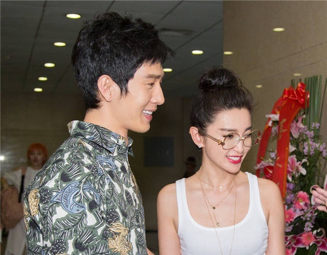 Hò hẹn với đại gia kém 15 tuổi, Lý Băng Băng ngày càng trẻ đẹp - 4
Dù cách nhau 15 tuổi nhưng Lý Băng Băng trông không chênh lệch về ngoại hình với bạn trai. Cô thay đổi kiểu trang phục, tập luyện chăm chỉ và rất chú trọng tới việc gìn giữ làn da để kéo dài tuổi thanh xuân.