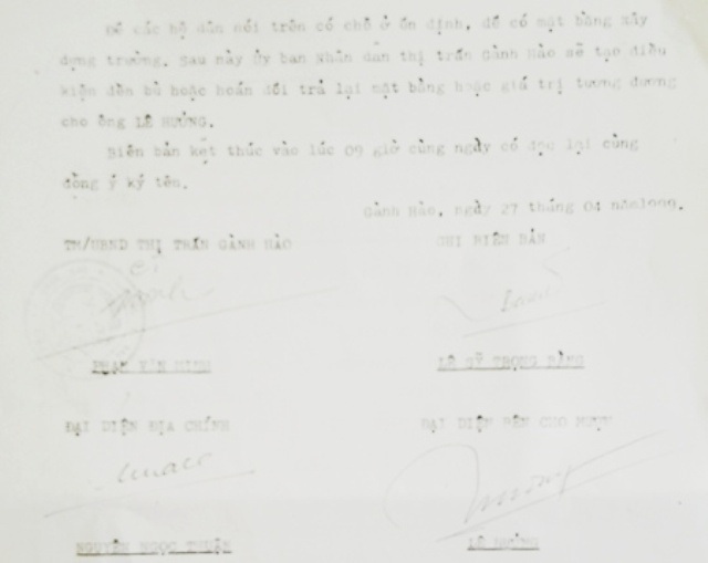 Chính quyền mượn dân đất, 17 năm tuyên bố không trả: Quan về hưu, dân ngơ ngác? - 3 Biên bản mượn đất của ông Lê Hưởng nêu rõ: Sau này thị trấn sẽ tạo điều kiện đền bù hoặc hoán đổi trả lại mặt bằng hoặc giá trị tương đương cho ông Lê Hưởng. Tuy nhiên, 17 năm qua, ông Hưởng đi đòi lại quyền lợi nhưng chính quyền địa phương vẫn không giải quyết.