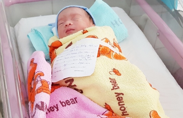Sản phụ sinh con ngay tại chốt đèn đỏ giao thông - 1 Sản phụ sinh con ngay tại chốt đèn đỏ giao thông - 1