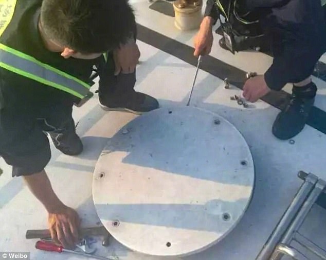 Hành khách sơ ý rơi nhẫn kim cương bạc tỷ xuống bồn cầu trên máy bay - 2 Sau hơn 1 giờ không tìm thấy nhẫn, họ quyết định xuống bồn chứa chất thải