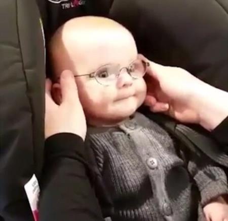 Ngọt ngào khoảnh khắc bé sơ sinh mắt kém lần đầu đeo kính - 1
Cậu bé Emil ngồi im cho mẹ đeo kính