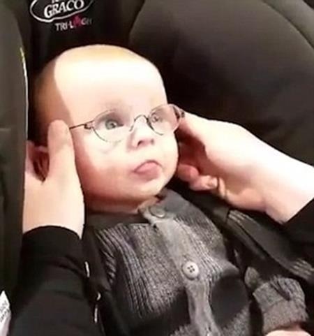 Ngọt ngào khoảnh khắc bé sơ sinh mắt kém lần đầu đeo kính - 3
Tròn mắt ngắm nhìn xung quanh