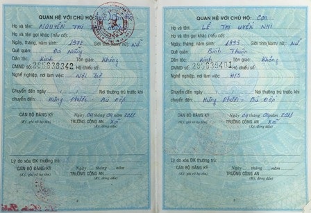 Bé gái bị gia đình chối bỏ đã nhận được gần 1,6 tỷ đồng - 3 
Sổ hộ khẩu chứng minh nhân thân và mối quan hệ của bà Hương cùng chị Uyển Nhi