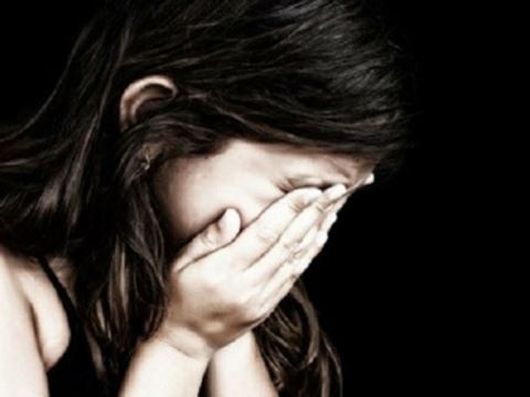 Bắt giữ đối tượng khống chế bé gái 14 tuổi chụp ảnh "nhạy cảm" nhằm tống tiền - 1 Bé gái 14 tuổi đã bị gã trai mới quen tống tiền bằng ảnh nhạy cảm. Ảnh minh họa