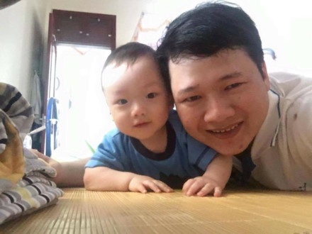 
Bé Gấu lớn lên trong vòng tay của bố. Ảnh: HT
