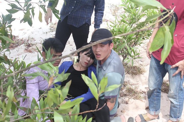 Biệt thự “đòi” từ cựu Chủ tịch Hà Nội bỏ hoang và báu vật giếng cổ - 6
Sau 5 ngày mất tích, thi thể cháu Trần Trung Nghĩa, ở Quảng Bình đã được tìm thấy. Khi được phép vào khu vực tìm thấy thi thể con trai, chị Dương Thị Thảo, mẹ cháu Nghĩa đã gào thét gọi tên con. Những lời tâm sự của người mẹ nghe đến xé lòng, khiến nhiều người chứng kiến không cầm được nước mắt. (Ảnh: Đặng Tài)