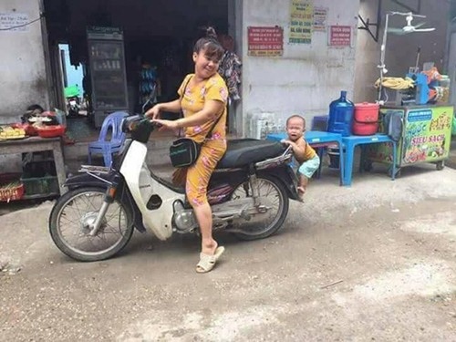 Bức ảnh bé trai nhảy lên xe không cho mẹ đi chợ gây “sốt” vì quá đáng yêu - 1 Bức ảnh được chụp ngày 25/9 tại Vĩnh Phúc