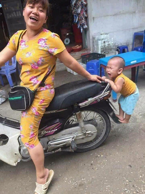 Bức ảnh bé trai nhảy lên xe không cho mẹ đi chợ gây “sốt” vì quá đáng yêu - 2 Khoảnh khắc đáng yêu của cậu bé khiến nhiều người thích thú.