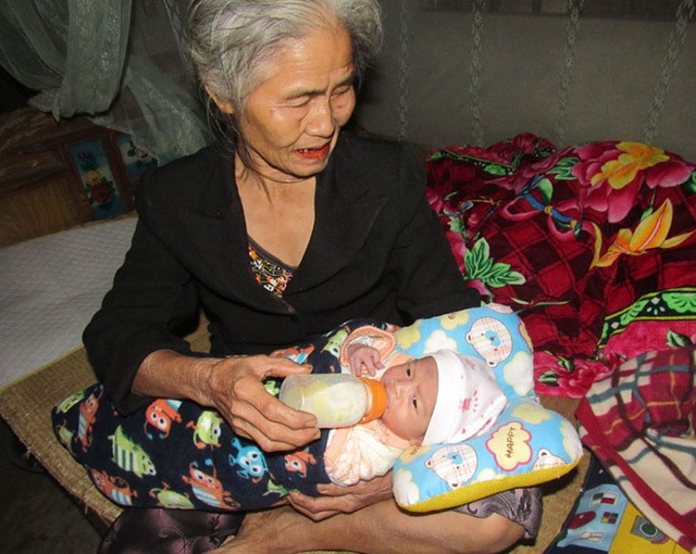 Gần 250 triệu đồng đến với cụ bà "xin từng ngụm sữa nuôi cháu" - 1 Mẹ điên, những ngày bé thơ của bé Quý đều do bà ngoại già yếu chăm sóc.