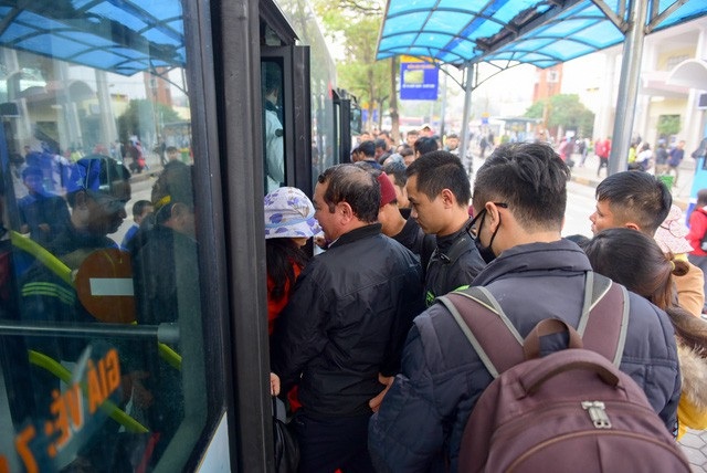 
Xe buýt cũng đông nghịt người.
