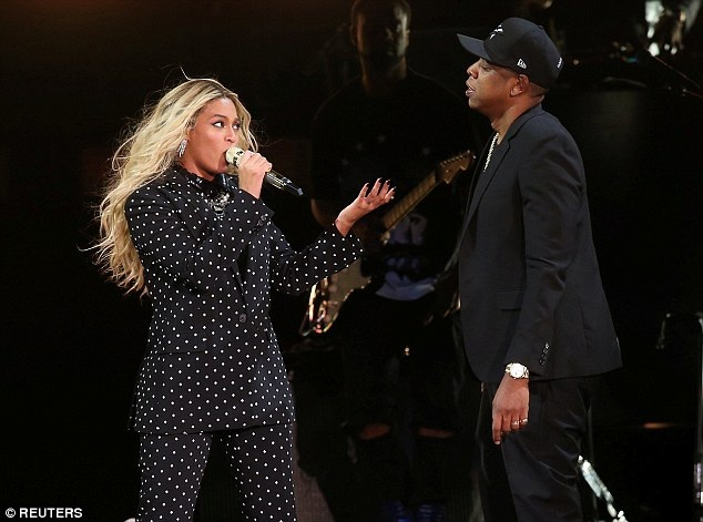 Beyonce bất ngờ báo tin mang song thai - 2
Beyonce hầu như không xuất hiện ở nơi công cộng những ngày này, cô chỉ biểu diễn 1 buổi hồi giữa tháng 4 và ăn vận rất kín đáo