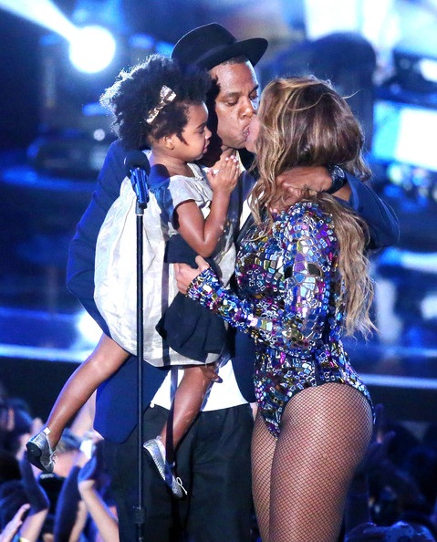Beyonce bất ngờ báo tin mang song thai - 6
Đôi vợ chồng sở hữu hàng trăm triệu đô la tài sẩn này luôn tận dụng mọi cơ hội để khoe con gái nhỏ