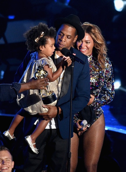 Beyonce bất ngờ báo tin mang song thai - 7
Con gái đầu lòng của Beyonce xinh đẹp, dễ thương, giống bố như đúc