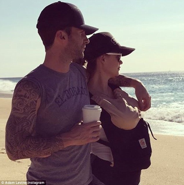 “Bà xã” Adam Levine về dáng “thần tốc” sau sinh - 5
Gia đình hạnh phúc của Behati và Adam