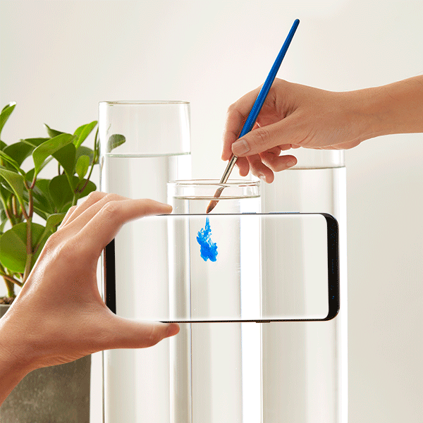 Khung viền mỏng đến kinh ngạc khiến người xem cảm tưởng như mọi ranh giới bên trong và ngoài màn hình đã được xoá bỏ, để lại một tổng thể nổi bật nhưng không kém phần hài hoà.