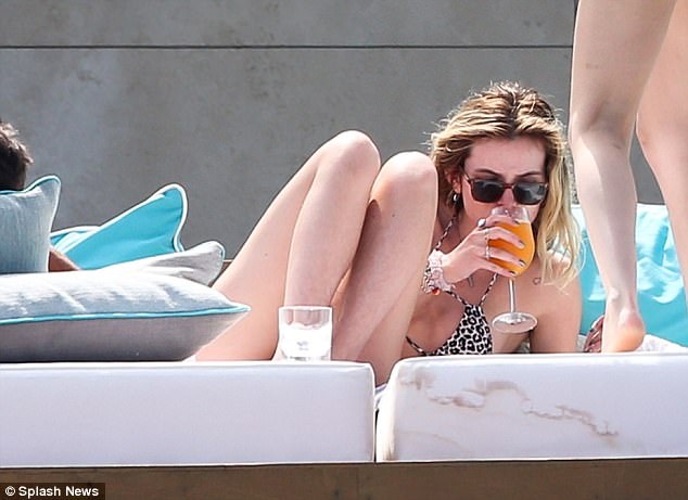 Lý do Bella Thorne chia tay Scott Disick sau 1 ngày hò hẹn - 2
Nữ diễn viên 19 tuổi bị sốc vì thói nghiện rượu và tiệc tùng của bạn trai.
