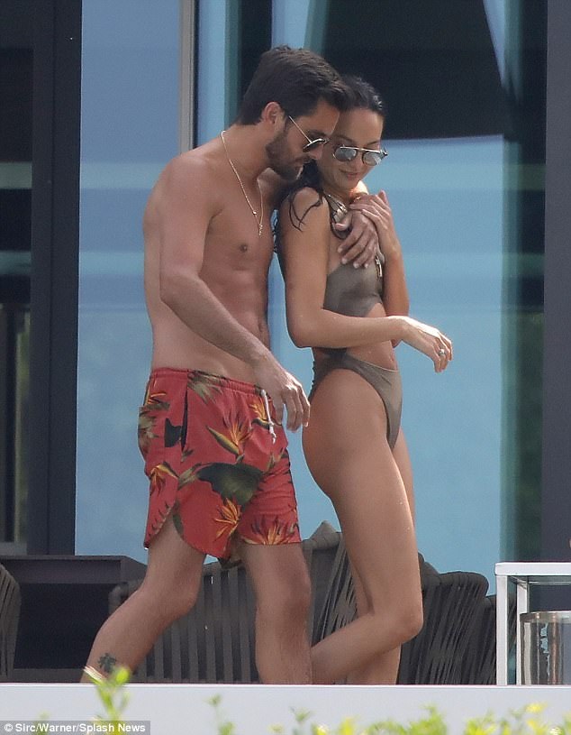 Lý do Bella Thorne chia tay Scott Disick sau 1 ngày hò hẹn - 3
Sau khi chia tay nữ diễn viên 19 tuổi, Scott đã bị bắt gặp đi cùng Chloe Bartoli.