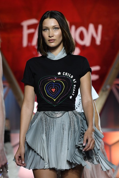 Bella Hadid đọ dáng bốc lửa với Kendall Jenner - 1
Bella Hadid tỏa sáng trên sàn catwalk khi trình diễn thời trang vì mục đích từ thiện tại LHP Cannes ngày 21/5 vừa qua
