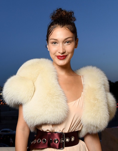 Dàn siêu mẫu đọ dáng tại Paris - 1
Siêu mẫu đình đám Bella Hadid dự buổi ra mắt BST mới của Miu Miu tại tuần lễ thời trang Paris ngày 2/7 vừa qua