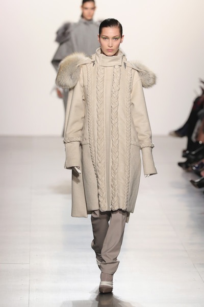 
Bella Hadid trình diễn cho Prabal Gurung ngày 12/2
