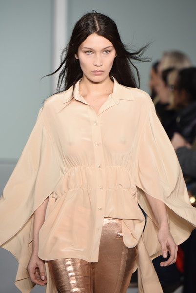 
Bella trình diễn cho Sies Marjan ngày 13/2
