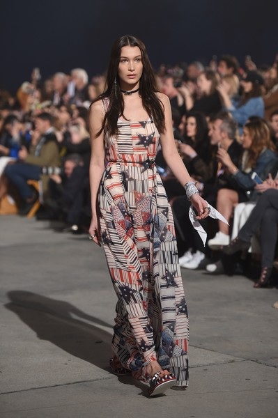 
Bella Hadid điệu đà khi diễn cho TommyLand Tommy Hilfiger
