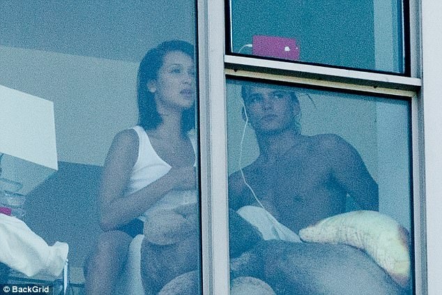 
Bella Hadid thân thiết bên trai hư Jordan Barrett trên ban công căn hộ của cô tại New York ngày 12/6 vừa qua
