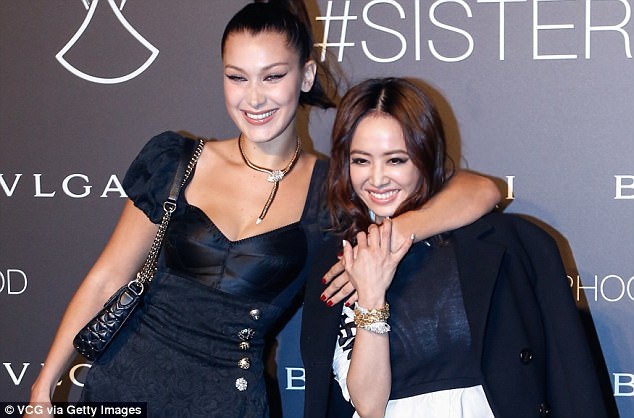 Bella Hadid thân thiết bên Thái Y Lâm - 1
Bella Hadid thân thiết bên Thái Y Lâm trong sự kiện thời trang diễn ra tại Bắc Kinh, Trung Quốc ngày 2/9 vừa qua